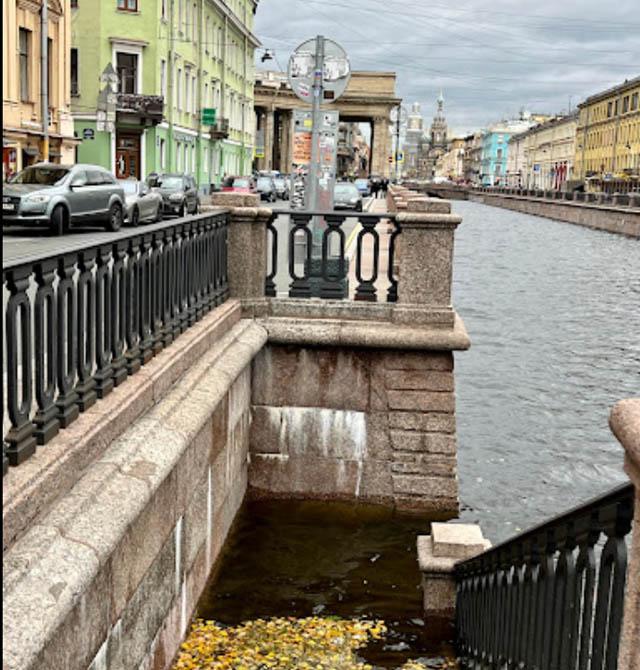 Парковка за Казанским собором (Казанская пл., 2)